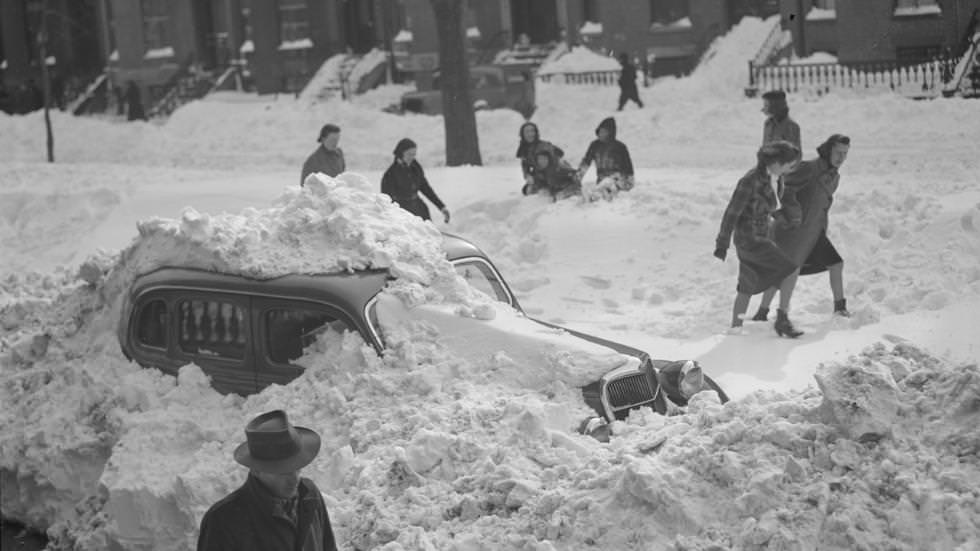 Snow-covered automobile, 1939