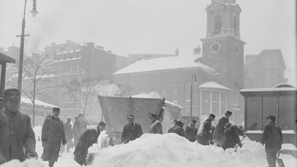 Severe snowstorm reaches Boston, clearing snow at corner of Park and Tremont St, 1916