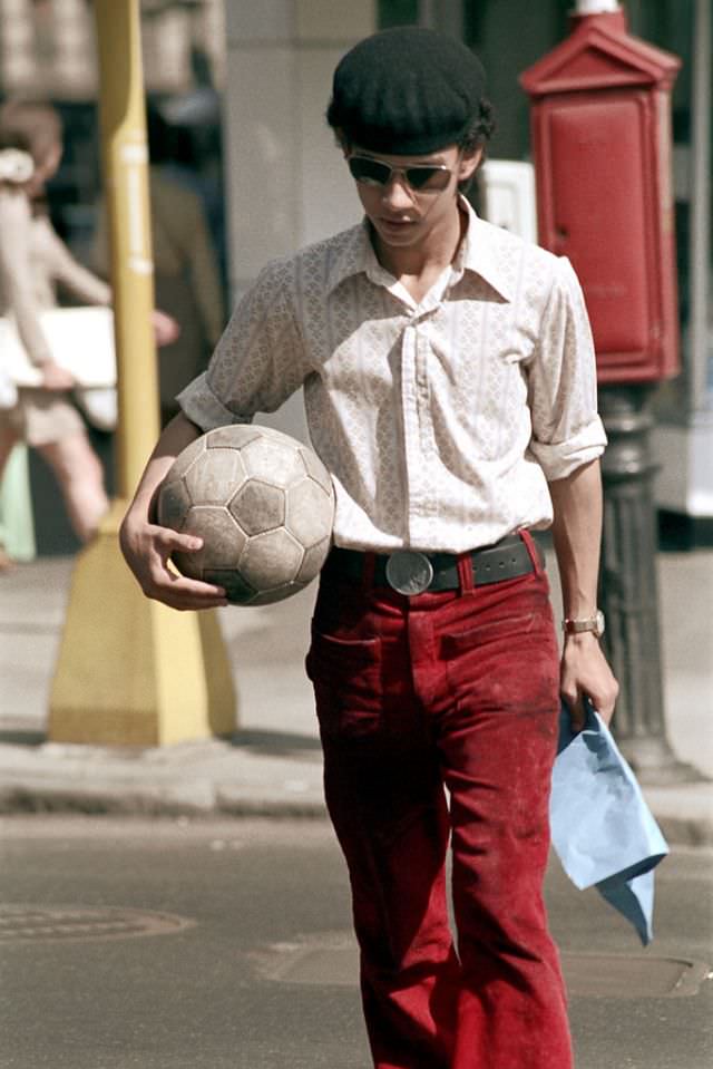 Boston's Summer Street Fashion in the early 1970s Through the Lens of Nick DeWolf