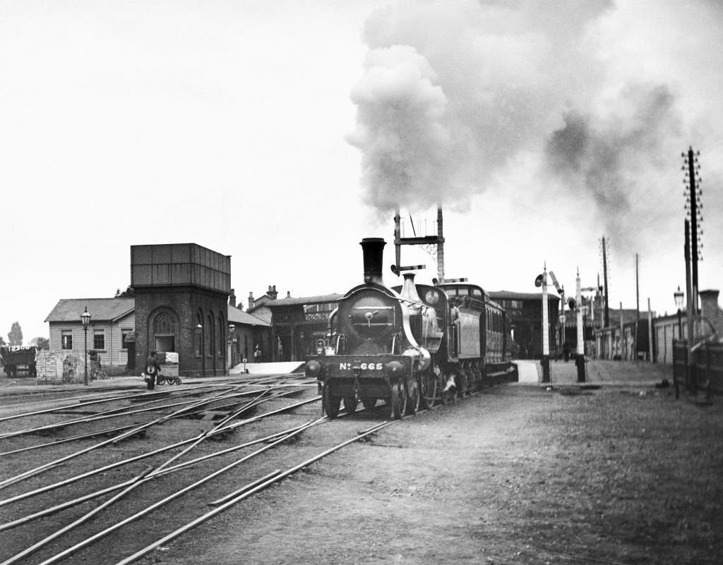 Great Northern Railway 4-2-2 steam locomotive No 665 leaving Boston station with a passenger train, Lincolnshire, 1910