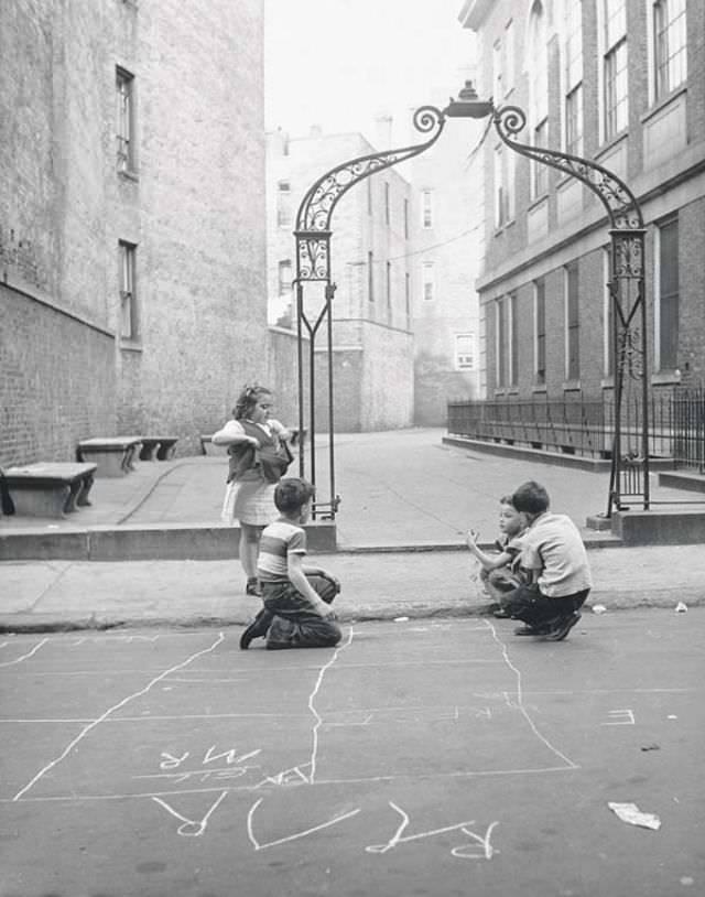 The Street Life of Boston in the 1950s Through the Lense of Jules Aarons