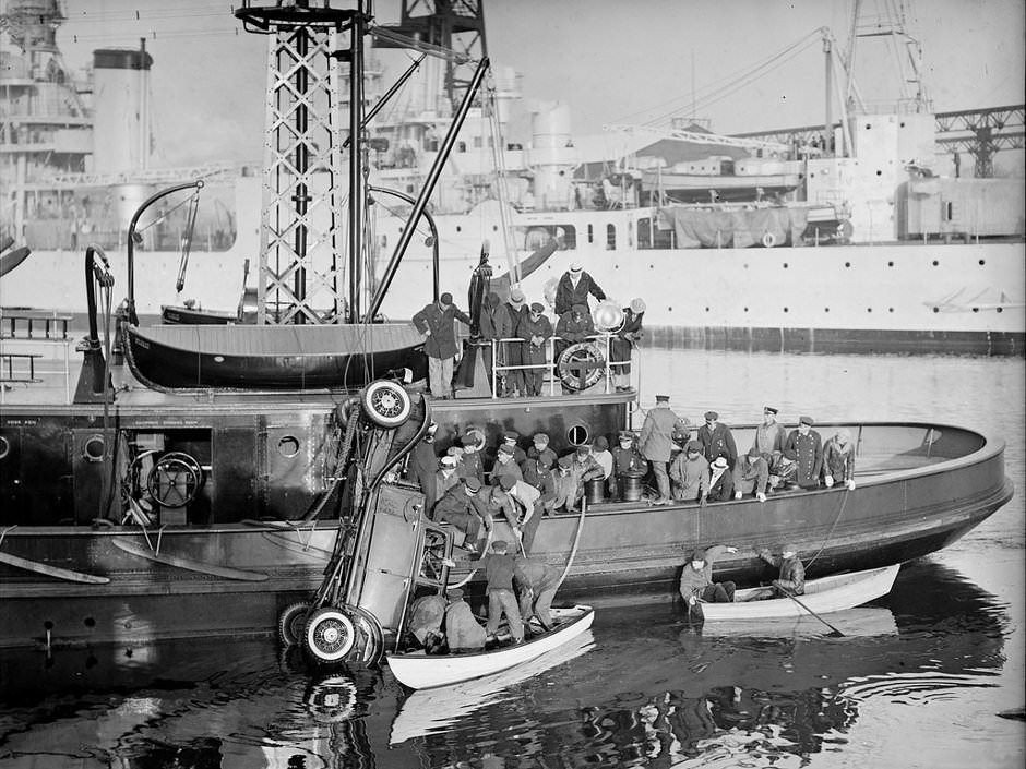 Auto plunges into Fore River drowning 3. Fireboat pulls auto out, 1933