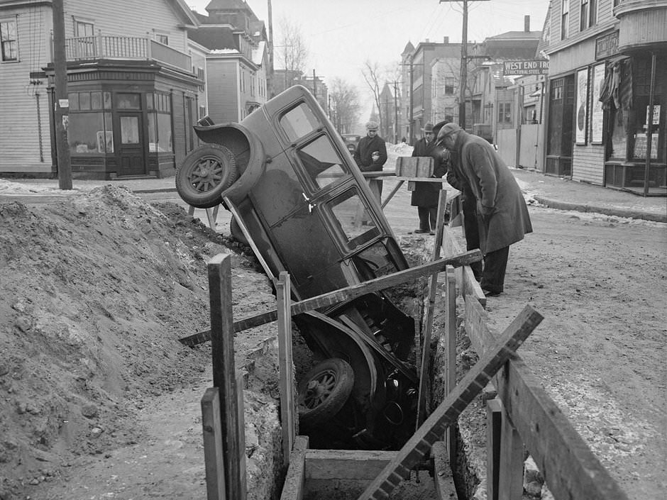 Car goes into trench, 1935