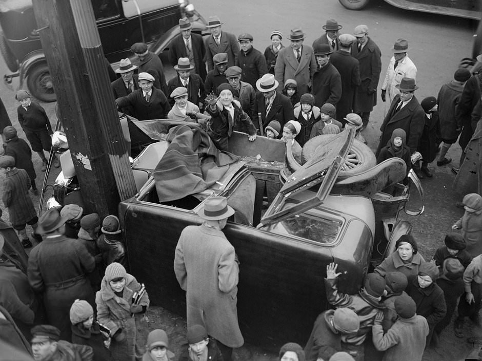 Auto hits lamp post at intersection, 1930