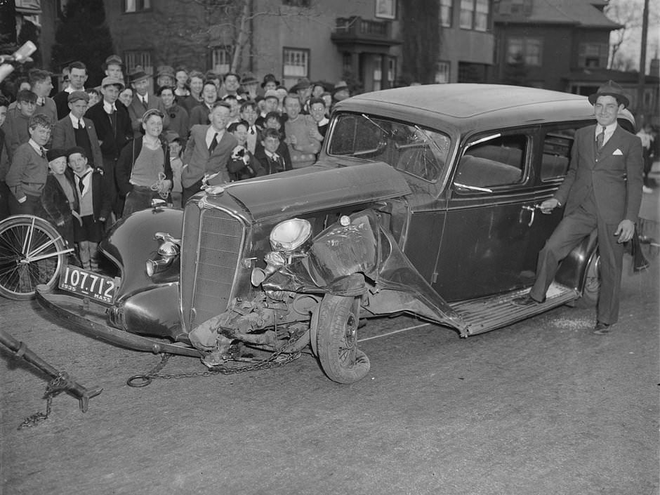 Wreck draws crowd, 1935