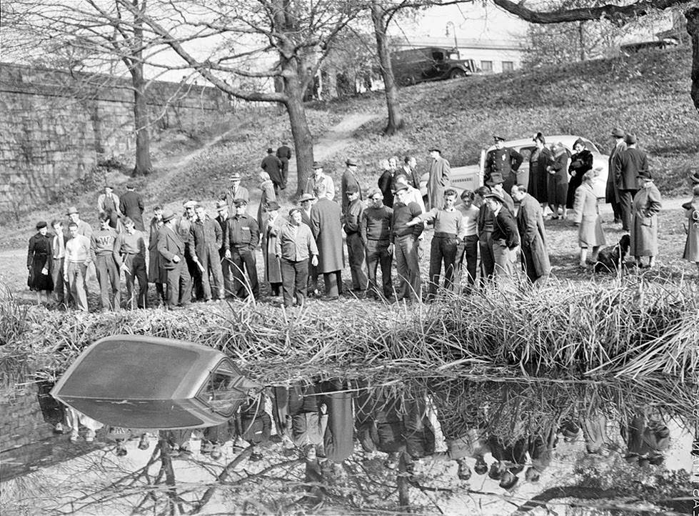 Auto goes into pond, 1938