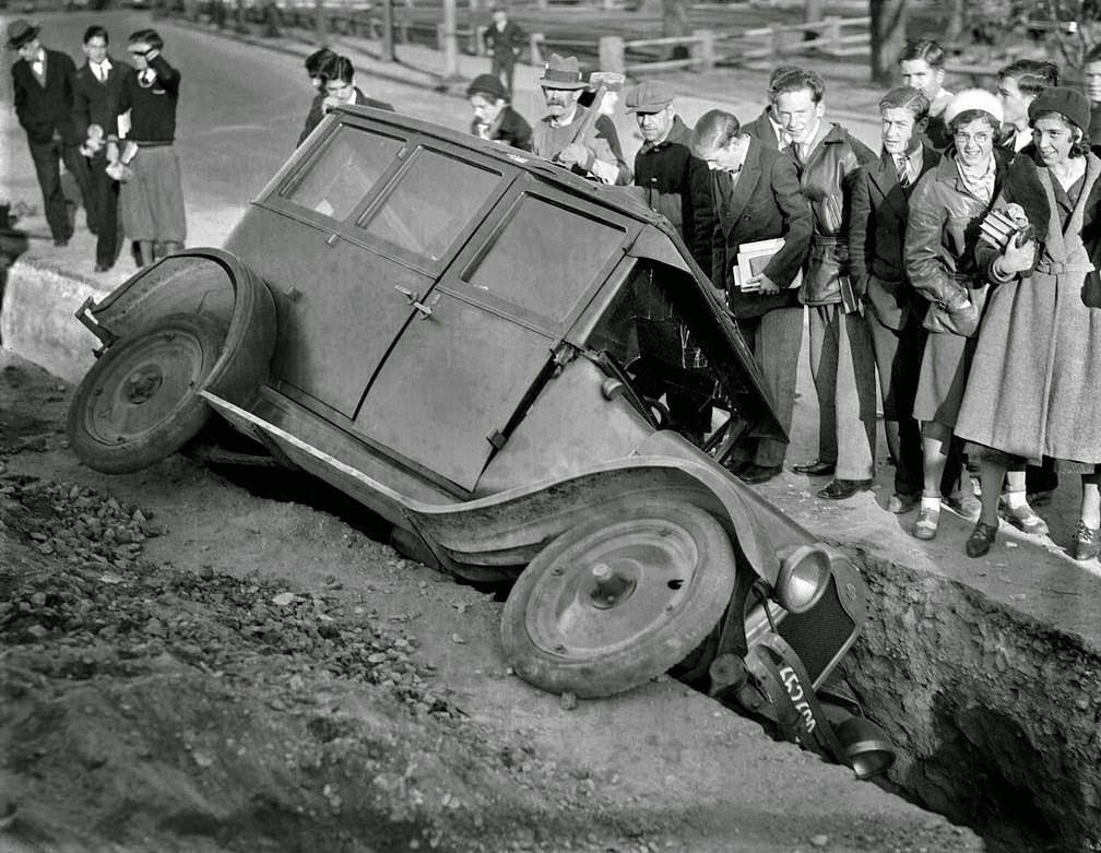 Auto goes into trench in Peabody Square, 1931