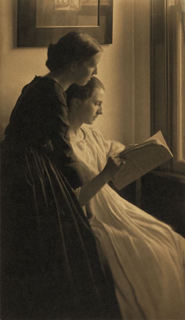 The readers (Letitia Felix and Ada Follett), Newark, Ohio, 1899