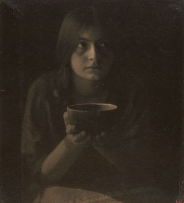 Girl with bowl, 1907