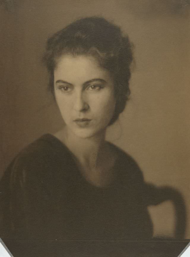 Portrait of a woman seated, circa 1910