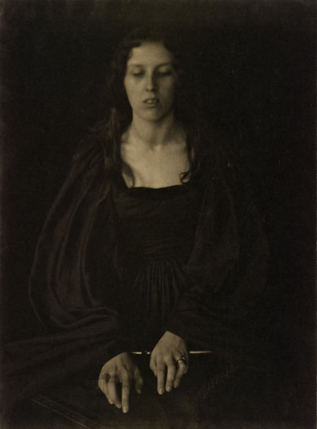 Girl with harp (Letitia Felix), Newark, Ohio, 1898