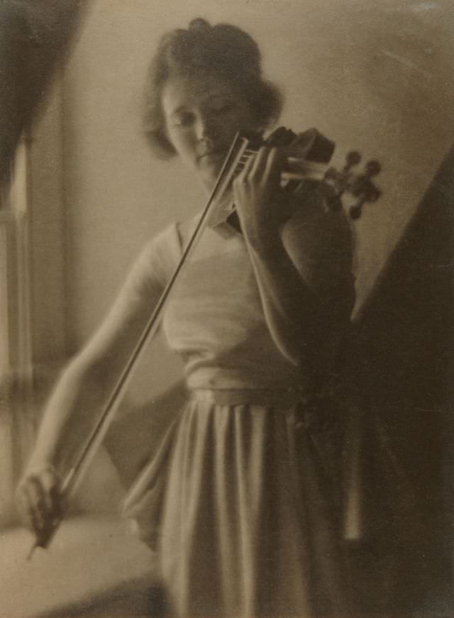 Woman playing violin, circa 1910