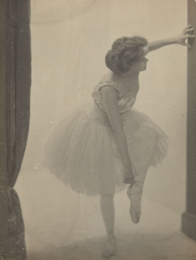 Portrait of a dancer, 1915