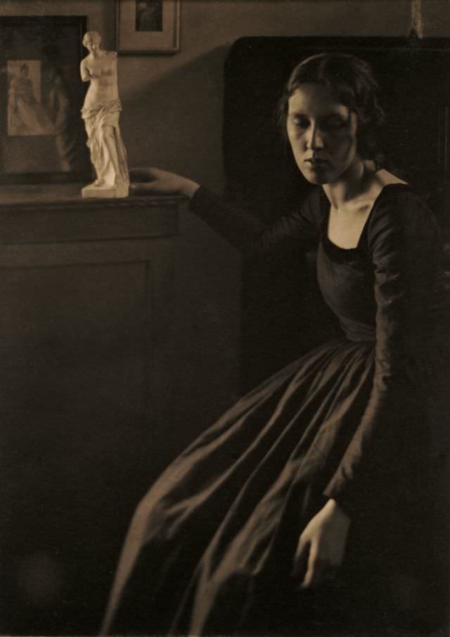 Lady in black with statuette (Lady with Venus), 1898