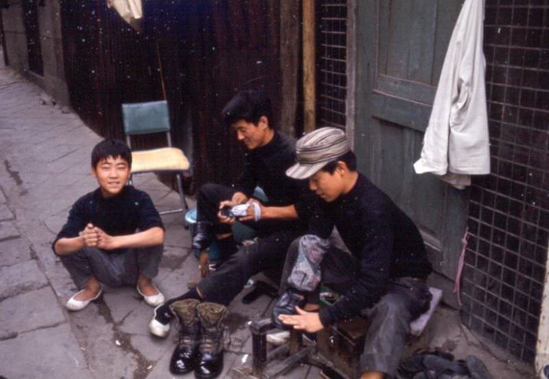 Shoe shine boys, Tague, 1970s