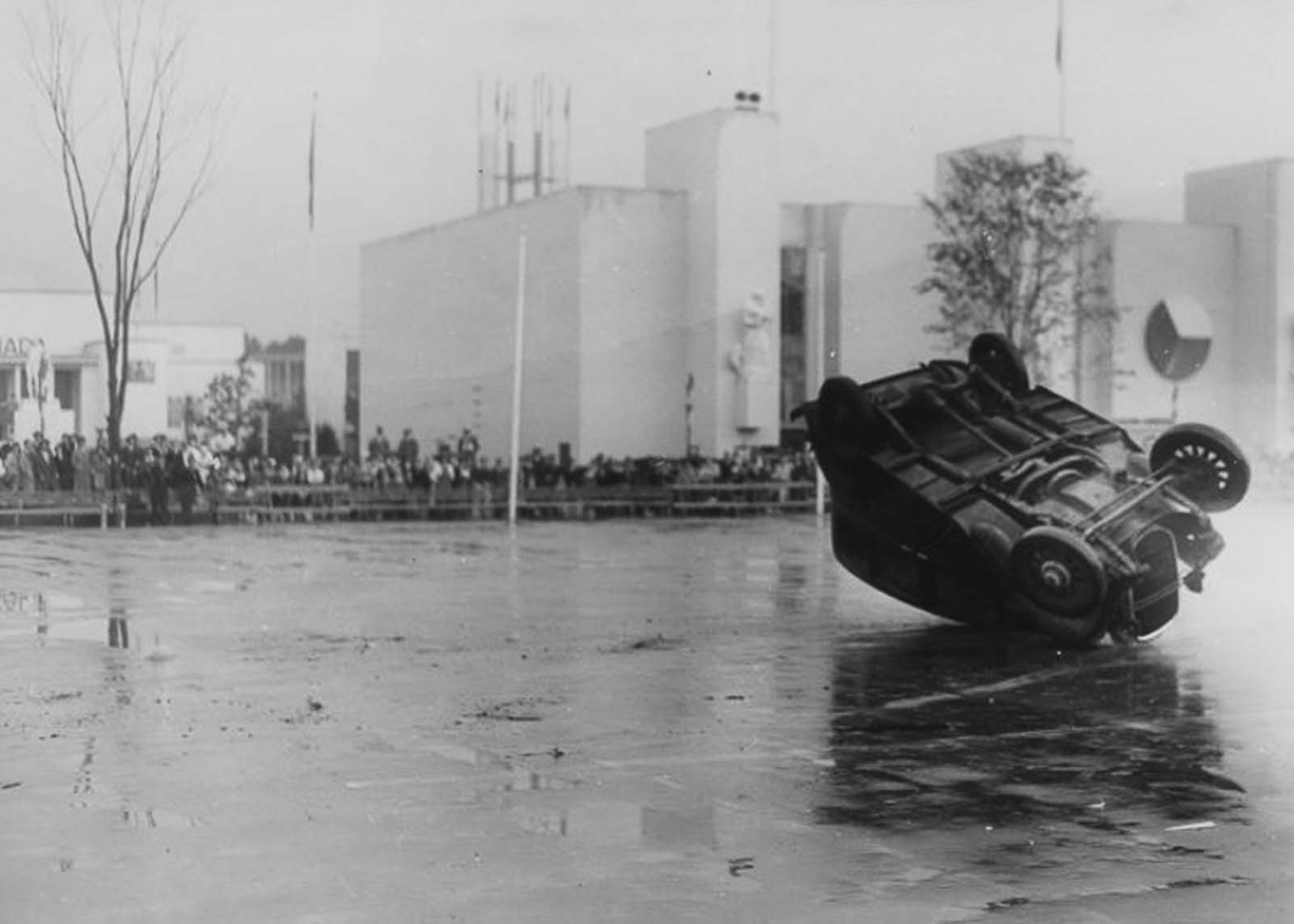 The Daredevil Stunt Drivers who entertained Crowds by Crashing Cars and flying Cars