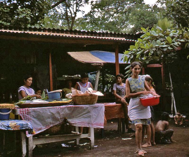 Time for snack, Izalco, 1977