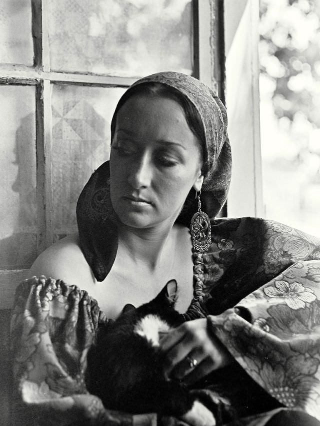 Lovely Photos of a Girl with her Adopted Cat in Boston, Summer 1968