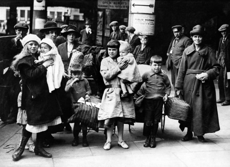 A family of hop pickers at Victoria Station in London, 1919.