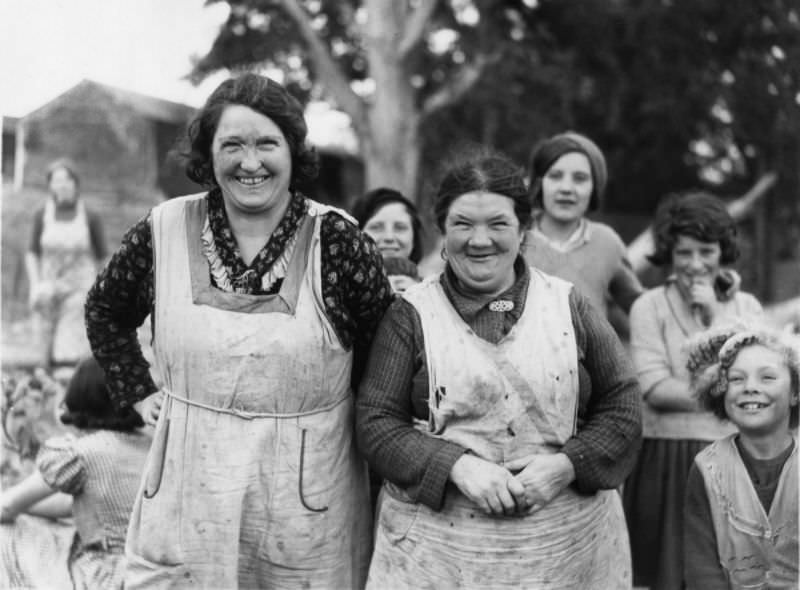 Hop pickers at a camp in Faversham, Kent, 1932.