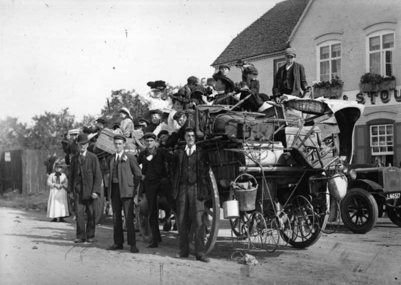 A family of hop pickers stand beside their packed cart, 1907.