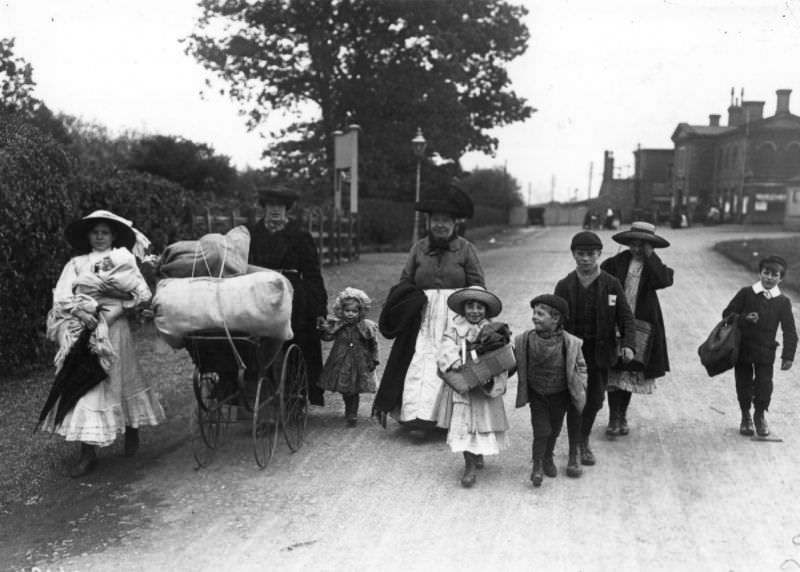 Hop pickers arrive at the Kentish hop fields, 1910.