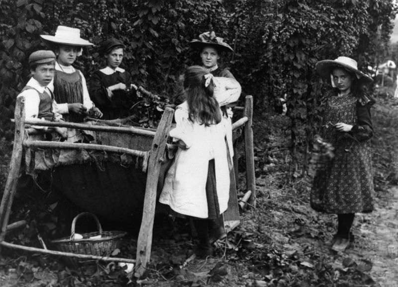 A family of hop pickers, 1910.