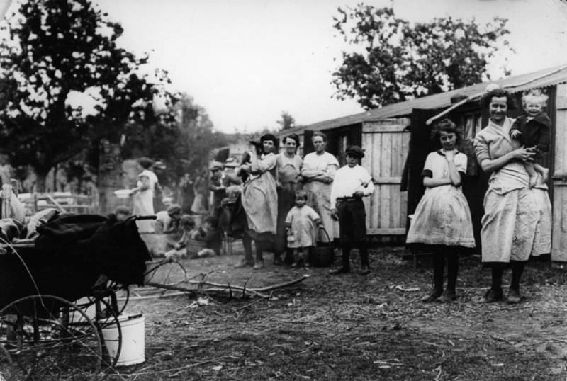 Hop pickers in a camp in the Kentish hop fields, 1910.