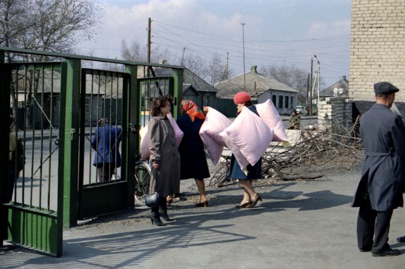 Everyday Life in Khrustalnyi During the 1980s Through the Lens of Juri Nesterov