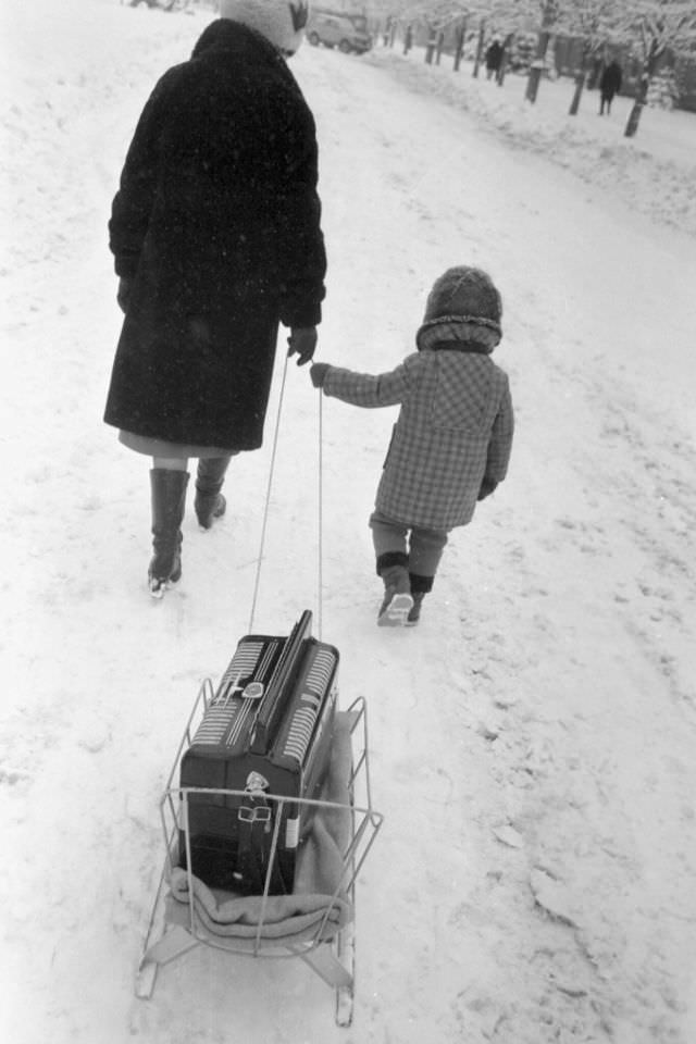 Everyday Life in Khrustalnyi During the 1980s Through the Lens of Juri Nesterov