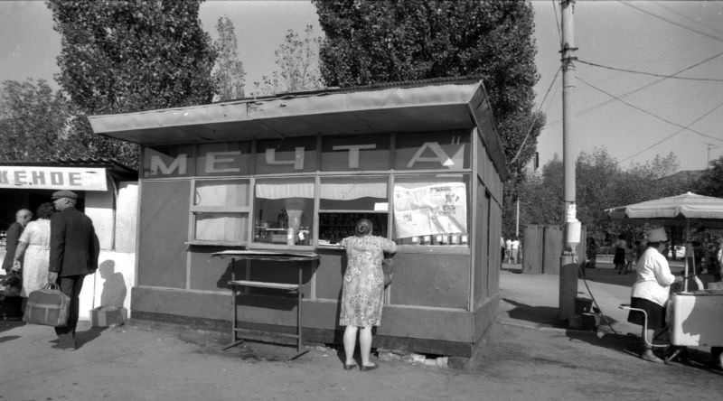 Everyday Life in Khrustalnyi During the 1980s Through the Lens of Juri Nesterov
