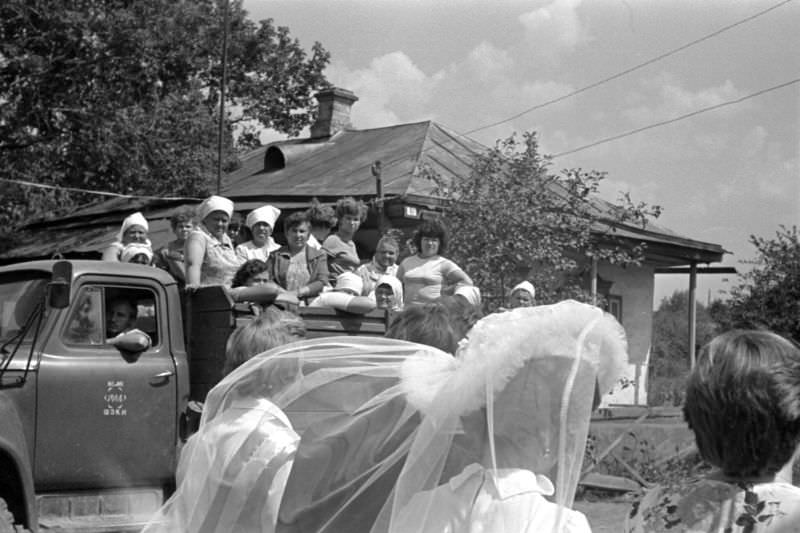 Everyday Life in Khrustalnyi During the 1980s Through the Lens of Juri Nesterov