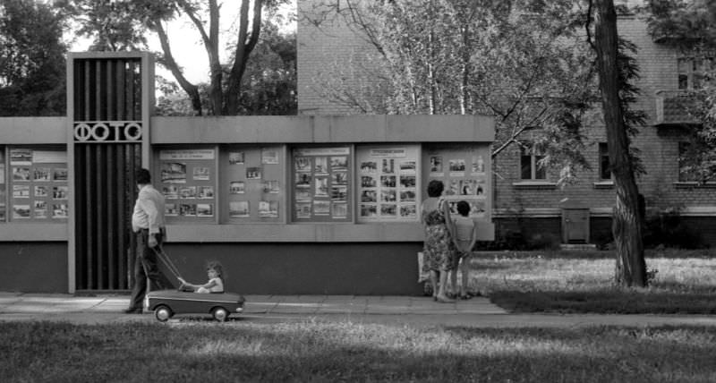 Everyday Life in Khrustalnyi During the 1980s Through the Lens of Juri Nesterov