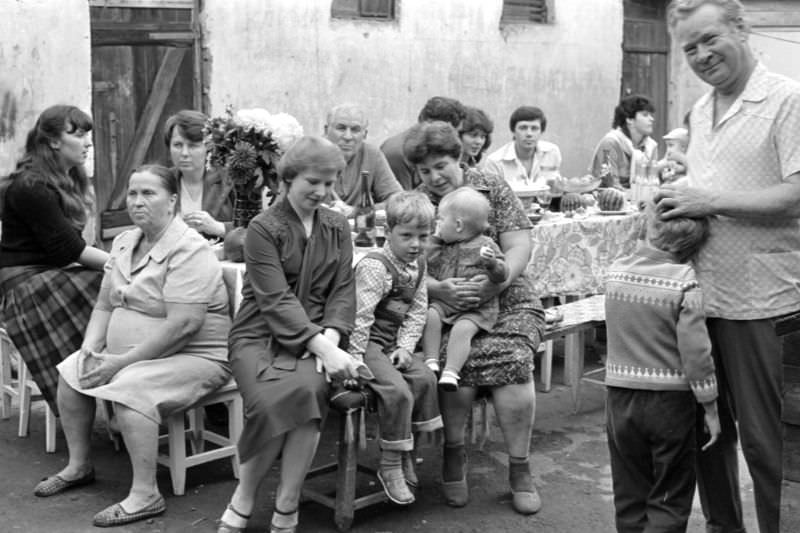 Everyday Life in Khrustalnyi During the 1980s Through the Lens of Juri Nesterov