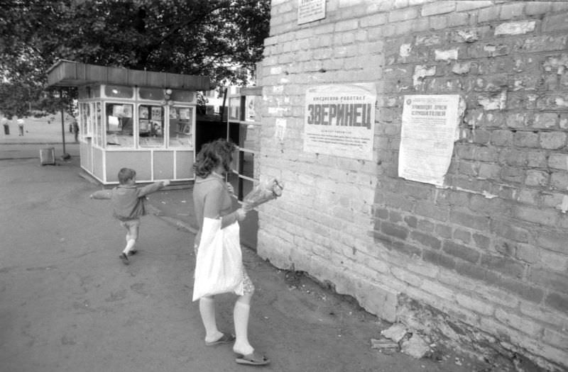 Everyday Life in Khrustalnyi During the 1980s Through the Lens of Juri Nesterov