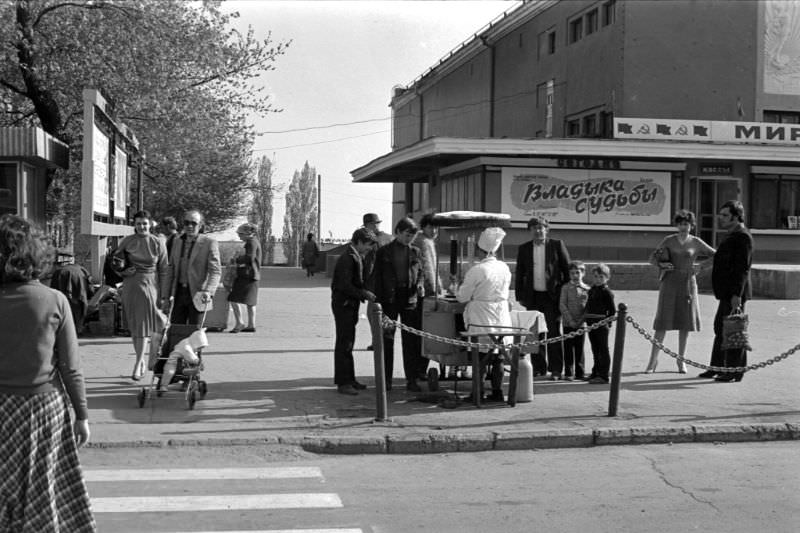 Everyday Life in Khrustalnyi During the 1980s Through the Lens of Juri Nesterov