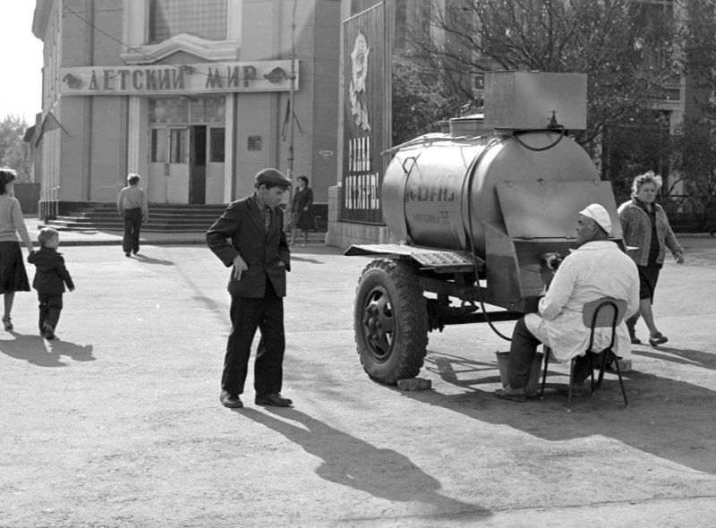 Everyday Life in Khrustalnyi During the 1980s Through the Lens of Juri Nesterov