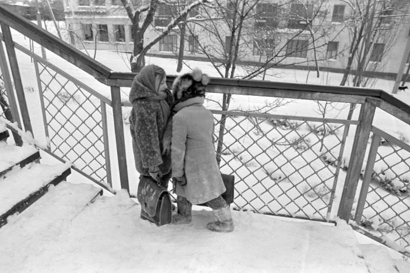 Everyday Life in Khrustalnyi During the 1980s Through the Lens of Juri Nesterov