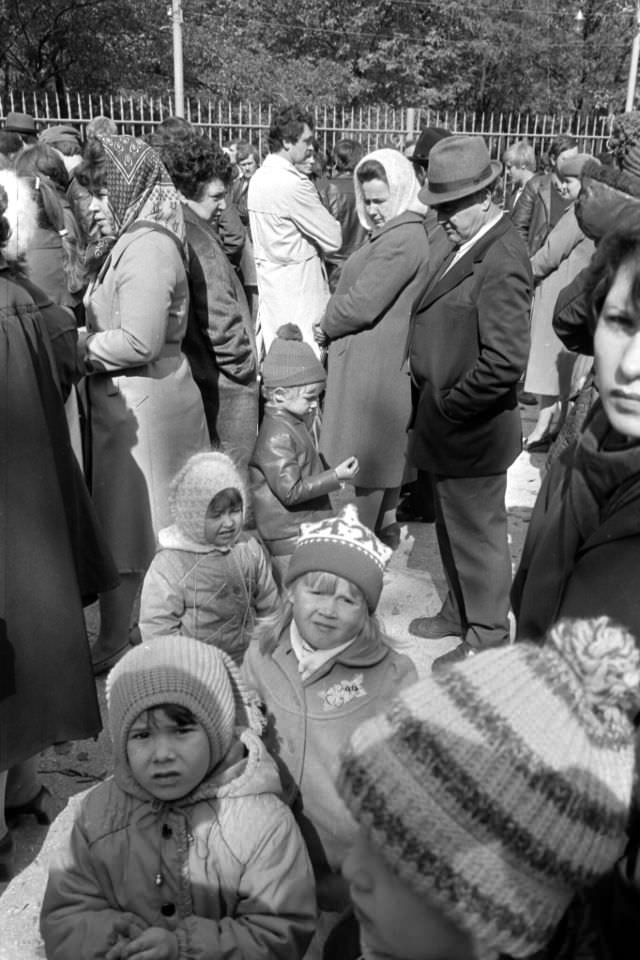 Everyday Life in Khrustalnyi During the 1980s Through the Lens of Juri Nesterov