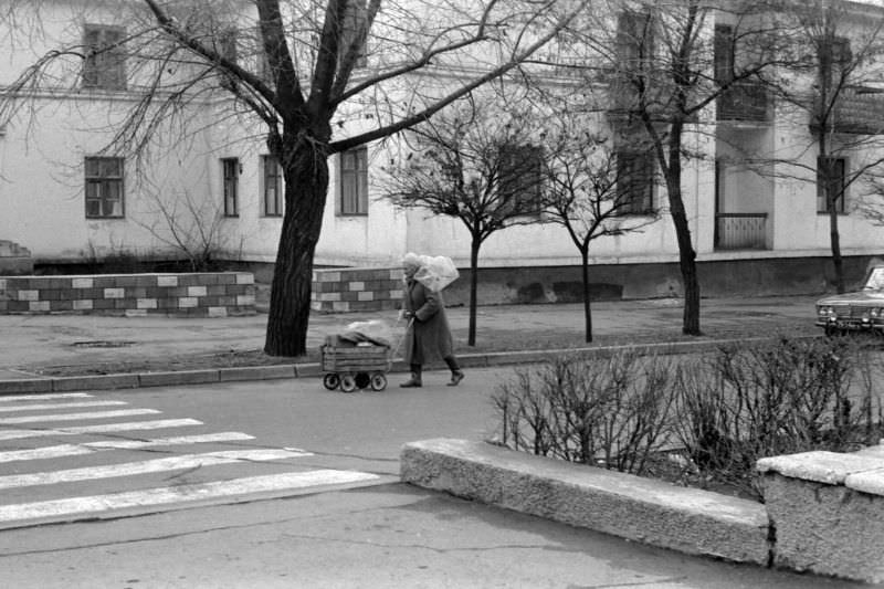 Everyday Life in Khrustalnyi During the 1980s Through the Lens of Juri Nesterov