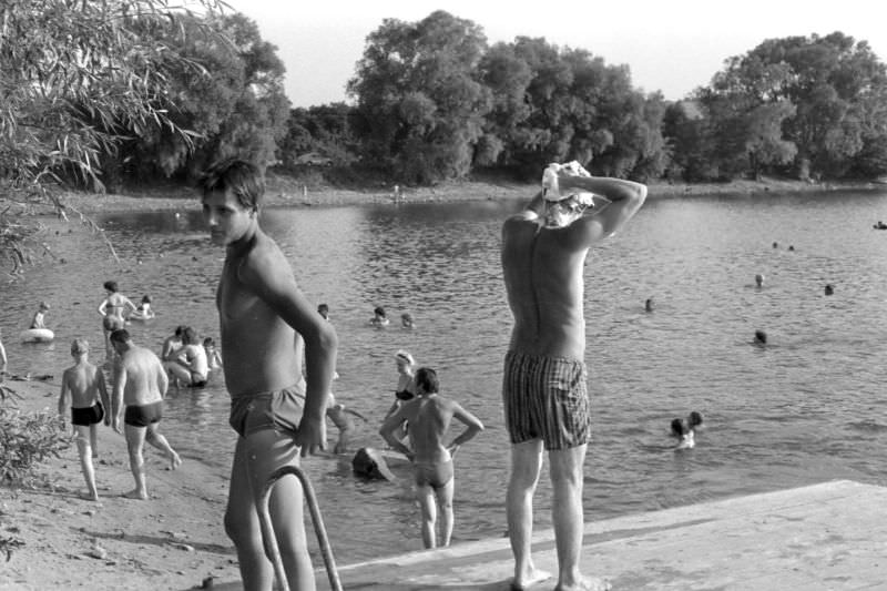 Everyday Life in Khrustalnyi During the 1980s Through the Lens of Juri Nesterov