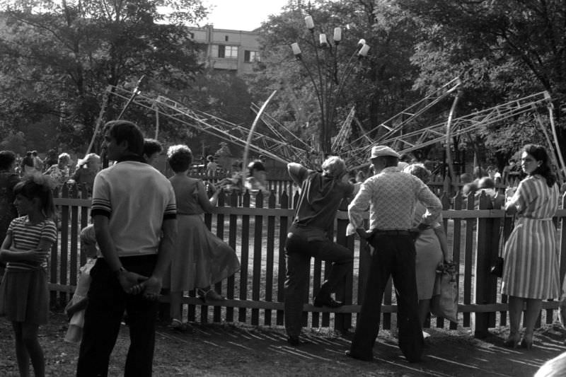 Everyday Life in Khrustalnyi During the 1980s Through the Lens of Juri Nesterov