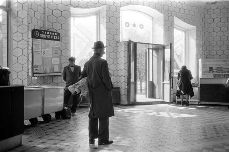 Everyday Life in Khrustalnyi During the 1980s Through the Lens of Juri Nesterov