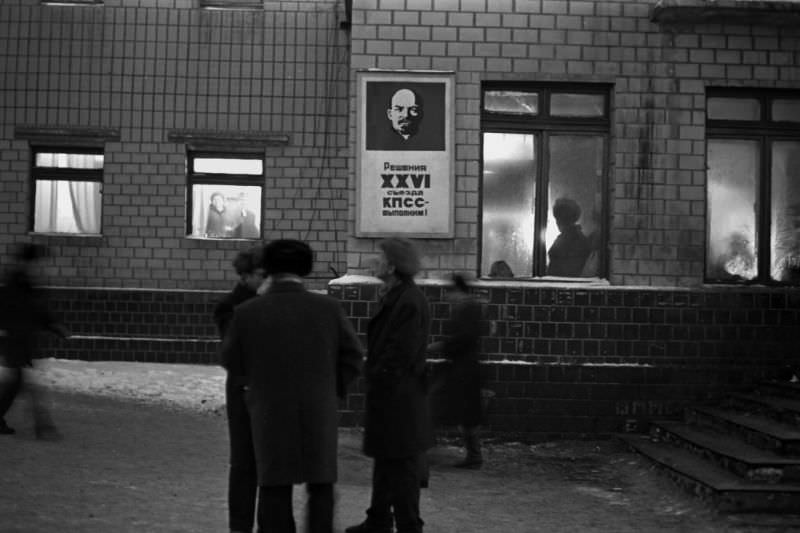 Everyday Life in Khrustalnyi During the 1980s Through the Lens of Juri Nesterov