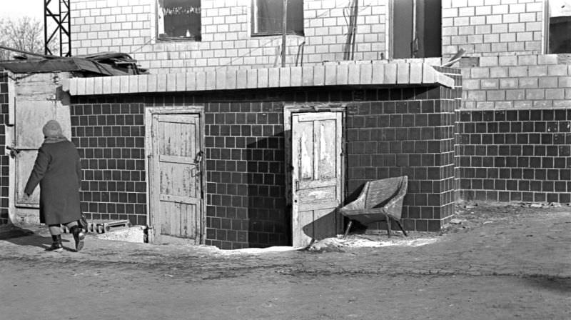 Everyday Life in Khrustalnyi During the 1980s Through the Lens of Juri Nesterov