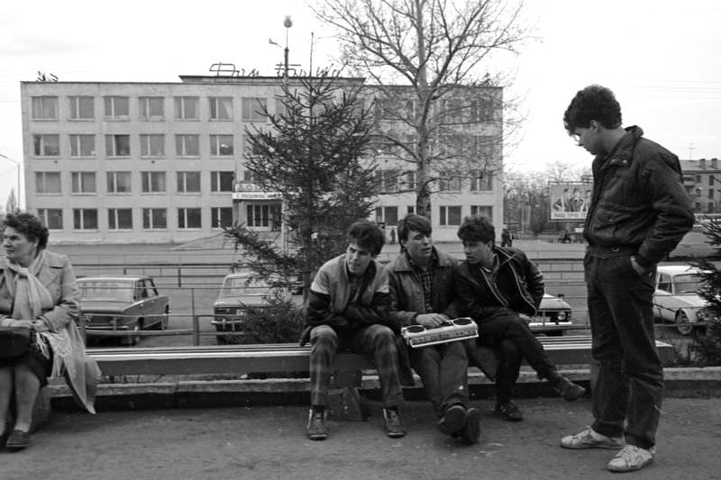 Everyday Life in Khrustalnyi During the 1980s Through the Lens of Juri Nesterov