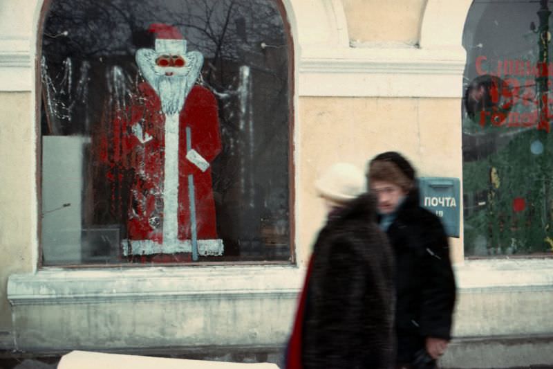 Everyday Life in Khrustalnyi During the 1980s Through the Lens of Juri Nesterov