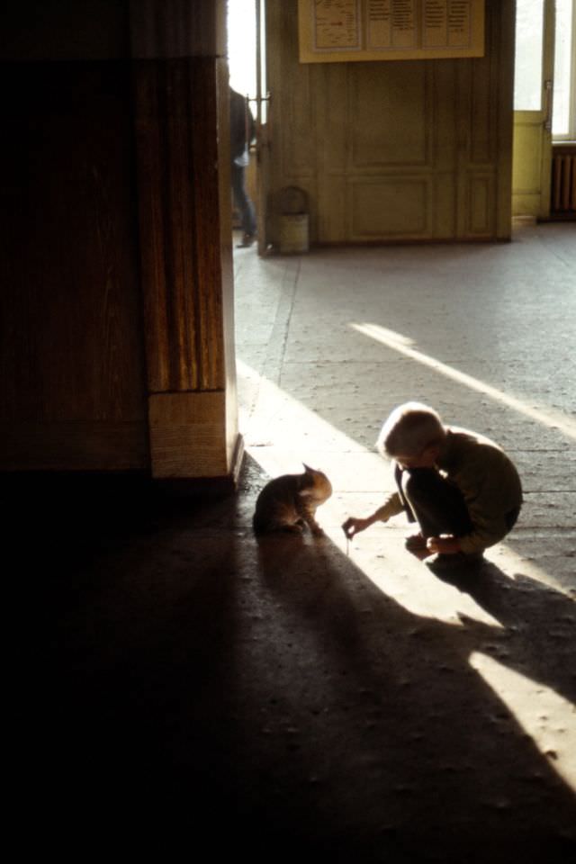 Everyday Life in Khrustalnyi During the 1980s Through the Lens of Juri Nesterov