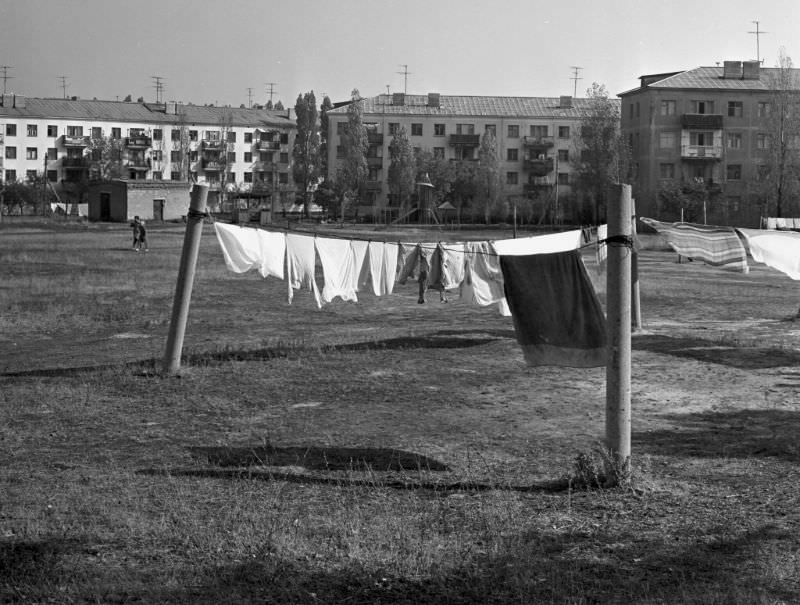 Everyday Life in Khrustalnyi During the 1980s Through the Lens of Juri Nesterov