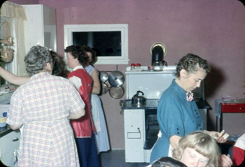 What Kitchens looked like in the 1950s Through These Cool Vintage Photos